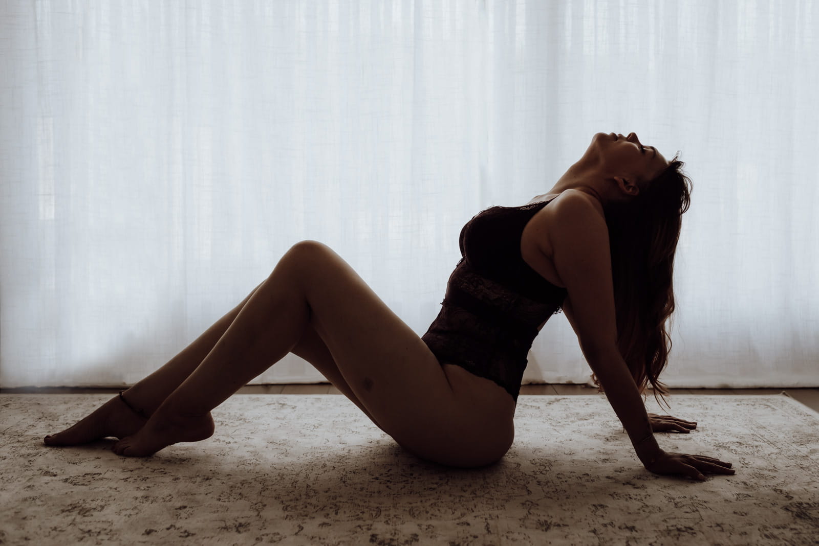 Vrouw tijdens een boudoirshoot bij Hilde Marchal Fotografie in Beveren.